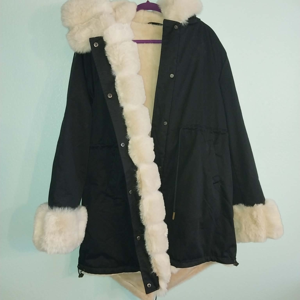 Roiii Elegant Black Coat with Cream Fur Trim